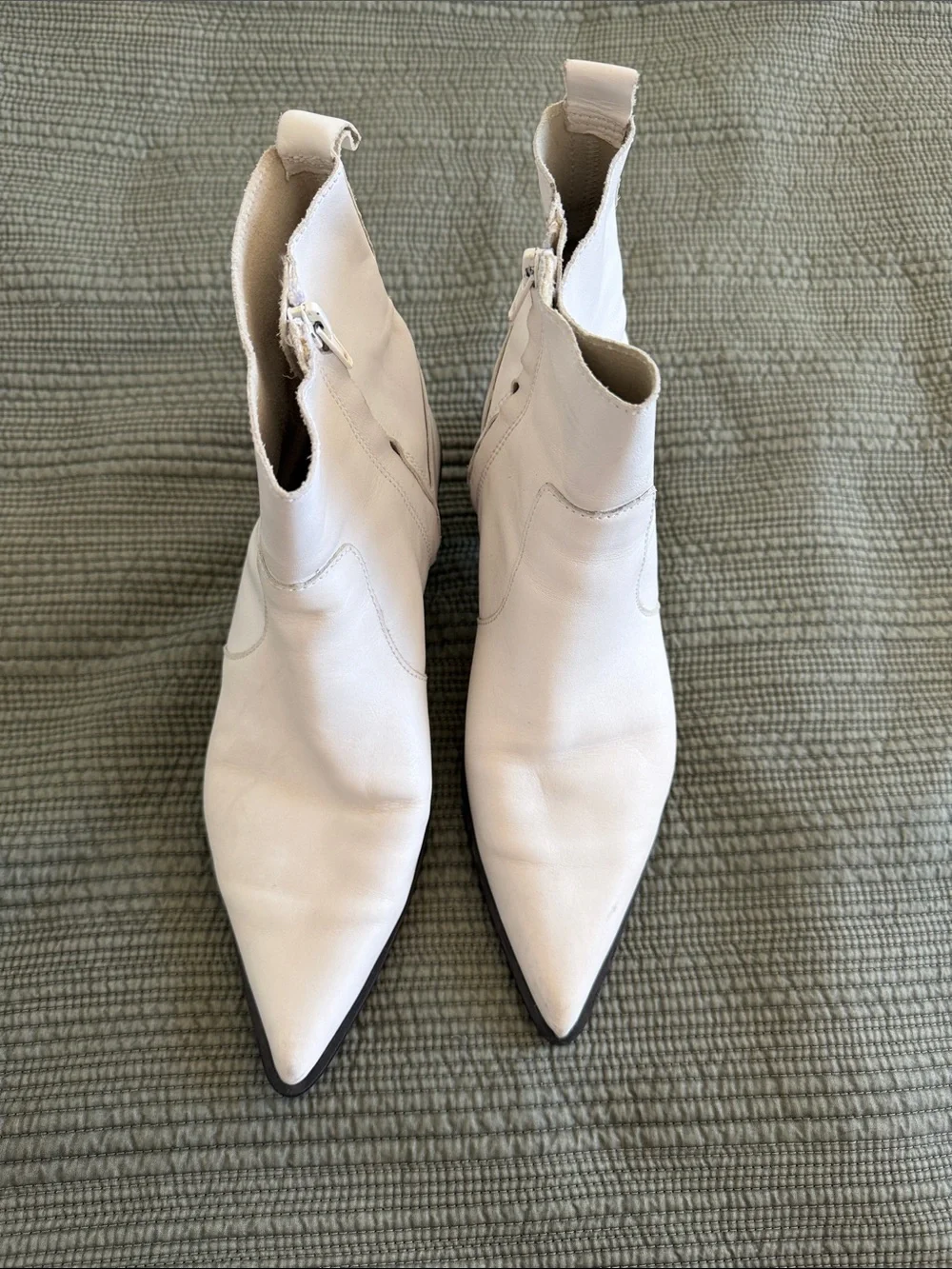Women's White leather Pointed-Toe Ankle Boots western style. European 41.